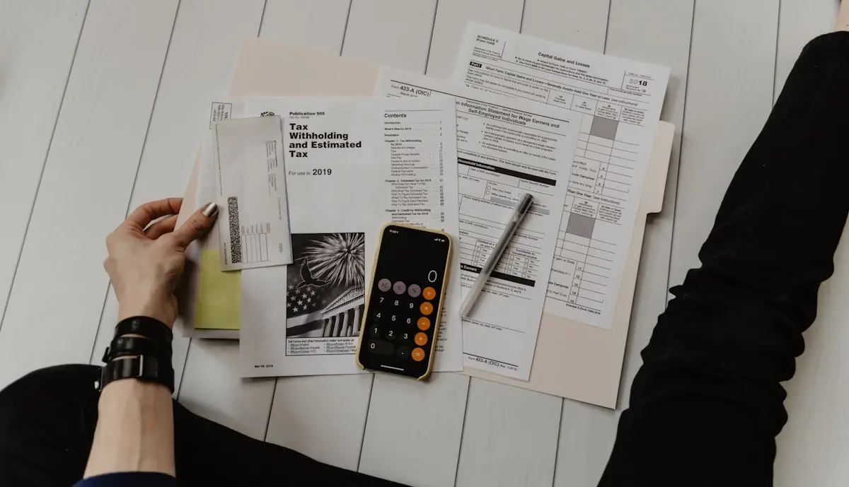 Calculadora e documentos fiscais representando a declaração do Imposto de Renda 2026