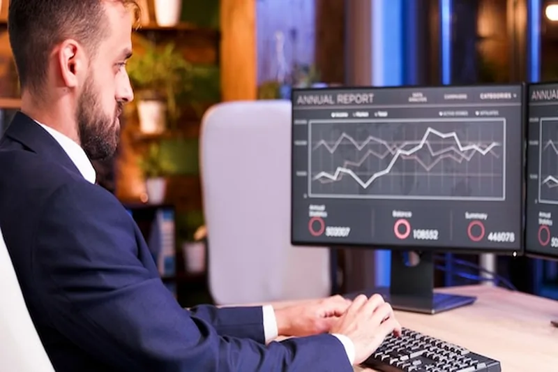 Investidor analisando gráficos de ações e declaração de ganho de capital