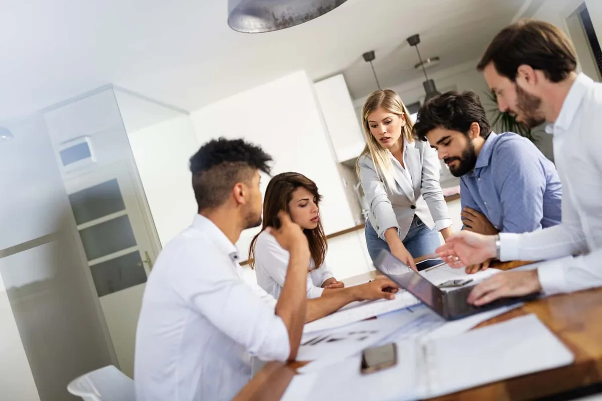 Equipe Finanz em reunião de planejamento